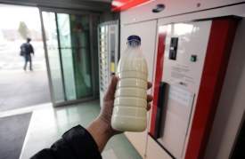 Prvn&iacute; ml&eacute;čn&yacute; automat v Praze.