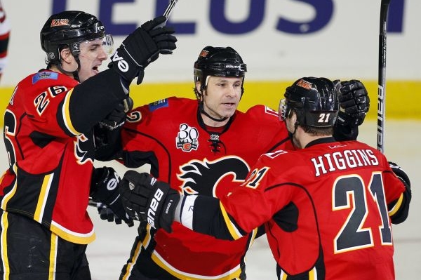 Aleš Kotalík (vlevo) se raduje se spoluhráči z Calgary.