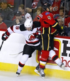 Zach Parise si pod&aacute;v&aacute; Marka Giordana z Flames.