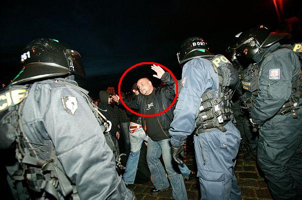 Martin Kupr mezi těžkooděnci při pravicové demonstraci 17.11. 2009.