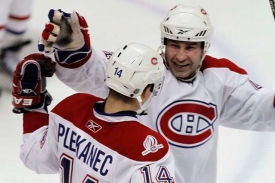 Tomáš Plekanec se raduje z gólu z Romanem Hamrlíkem.