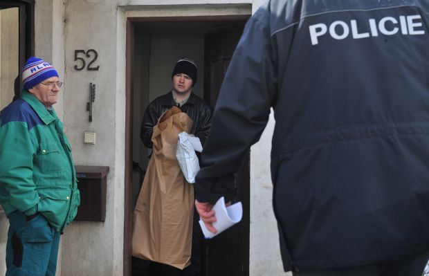 Majitel domu skončil v nemocnici.