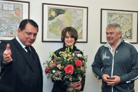 Jiř&iacute; Paroubek slibuje, že pokud vyhraje volby, v&yacute;stavbu haly podpoř&iacute;.