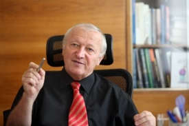 Ministr financí Eduard Janota se omluvil premiérovi za své úředníky.