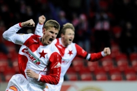 Petr Janda se Stanislavem Vlčkem vpozadí se radují z gólu Slavie.