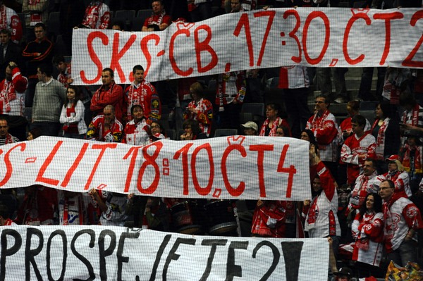 Transparent fanoušků Slavie kritizoval kolidující termíny přenosů.