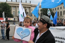 Ujgur&scaron;t&iacute; emigranti žij&iacute; v&scaron;ude po světě. Pochod Ujgurů v Berl&iacute;ně.