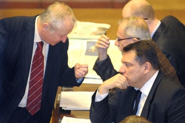 Sněmovna přehlasovala prezidenta i Senát.
