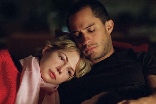 Michelle Williamsová a Gael García Bernal ve filmu Mamut.
