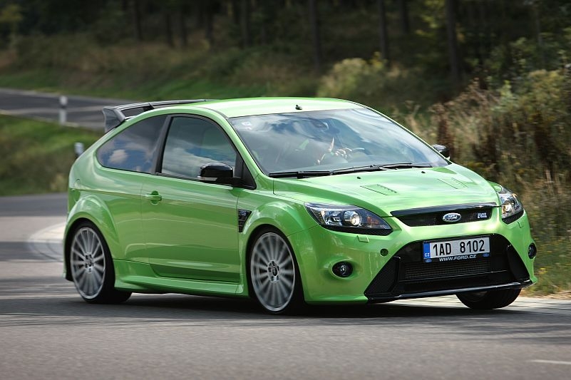 Ford Focus RS v zatáčkách předvádí velmi sympatické věci.