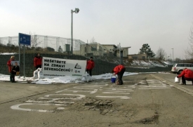 Podle Greenpeace dělá ČEZ z obyvatel na severu rukojmí.