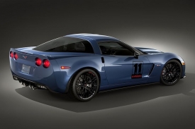 Karbonov&aacute; verze připom&iacute;n&aacute; 50 let od vstupu Corvette do z&aacute;vodu Le Mans.