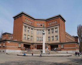 Gymn&aacute;zium J. K. Tyla v Hradci Kr&aacute;lov&eacute;.