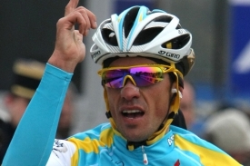 Alberto Contador ze st&aacute;je Astana je nov&yacute;m l&iacute;drem z&aacute;vodu.
