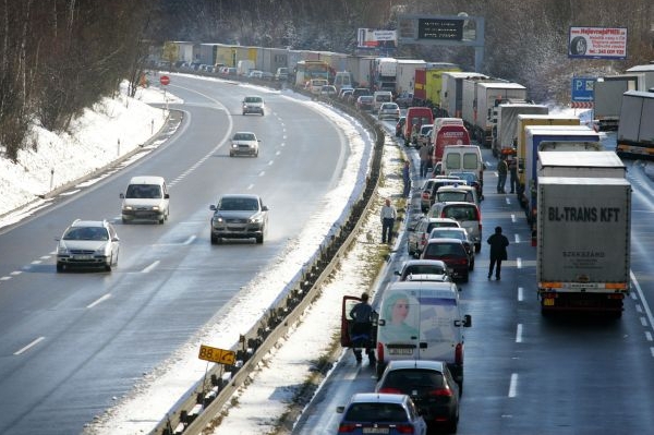 Na dálnici D1 se stala hromadná nehoda, která komplikuje provoz. Na dálnici D1 se stala hromadná nehoda, která komplikuje provoz.