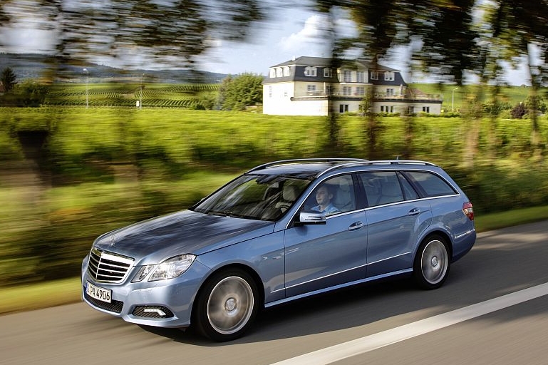 Mercedes E kombi má ve vyšší střední třídě největší kufr.