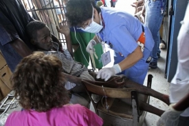 &Scaron;lo o prvn&iacute; &uacute;nos humanit&aacute;rn&iacute;ho pracovn&iacute;ka na Haiti (ilustračn&iacute; foto).