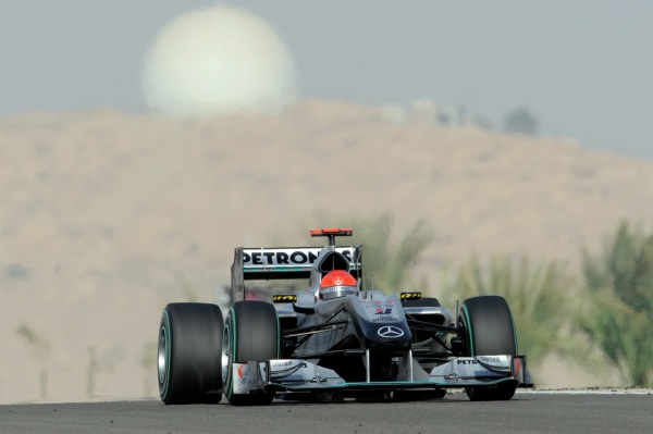 Michael Schumacher na trati tréninku v Bahrajnu.
