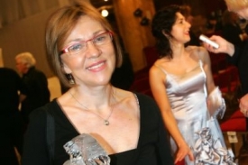 Herečka Lenka Termerov&aacute;, v pozad&iacute; jej&iacute; dcera Martha.