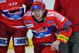 Martin Tůma opouští hrací plochu po zákroku Milana Bartoviče.