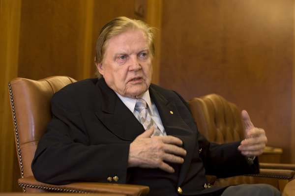 Robert Mundell, nositel Nobelovy ceny za ekonomii z roku 2002.