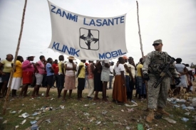 Po ničiv&eacute;m zemětřesen&iacute; pom&aacute;h&aacute; Haiti cel&yacute; svět (ilustračn&iacute; foto).