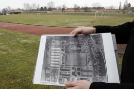 Hroby byly identifikov&aacute;ny podle spojeneck&yacute;ch leteck&yacute;ch fotografi&iacute;.