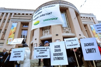 Ekologičtí aktivisté protestují přímo na sjezdu ČSSD proti těžbě.