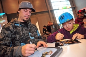 Petr Kuchař při autogramiádě.