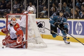 Tom&aacute;&scaron; Vokoun vychytal Sharks.