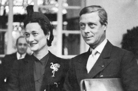 Edward VIII. se svou chotí rozvedenou herečkou Wallis Simpson. Edward VIII. se svou chotí rozvedenou herečkou Wallis Simpson.
