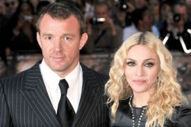 Madonna chce točit film o Edwardovi VIII. Sc&eacute;n&aacute;ř se už připravuje.
