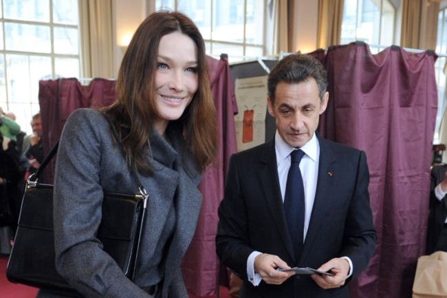 Nicolas Sarkozy se svou manželkou ve volební místnosti. Nicolas Sarkozy se svou manželkou ve volební místnosti.