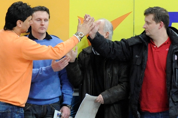 Růžička (vlevo) slaví se Slavií postup do čtvrtfinále play-off.