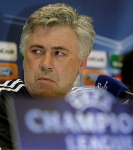Carlo Ancelotti povede Chelsea proti Mourinhovi.