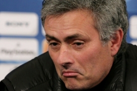 Jos&eacute; Mourinho se vrac&iacute; do Lond&yacute;na proti 