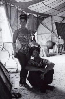 Fotografie Jana Reicha z cyklu Cirkus poch&aacute;z&iacute; z roku 1964