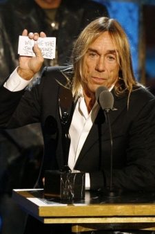 Iggy Pop je i přes bouřlivou minulost v dobré kondici.