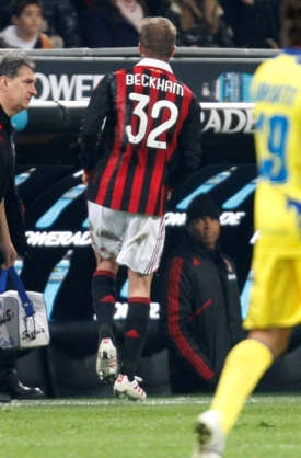 Smolný okamžik, David Beckham opouští po zranění hrací plochu.