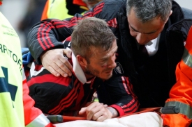 David Beckham poté, co si přetrhl achilovku.