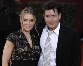 Herec Charlie Sheen s manželkou Brooke Muellerovou.