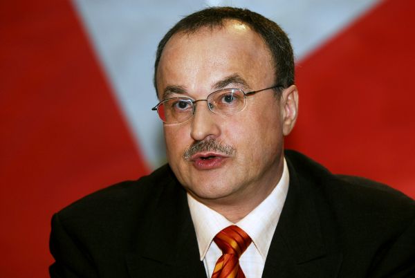 Poslanec Tomáš Kvapil nedokáže sám rezignovat, musí se čekat na volby.