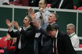 Přehlídka: magnát Chrenek, politici Langer s Topolánkem a Kaderka.