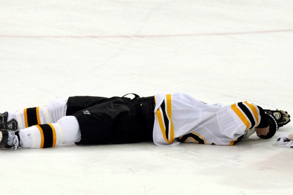 Po úderu na hlavu takto skončil i útočník Bostonu Marc Savard.