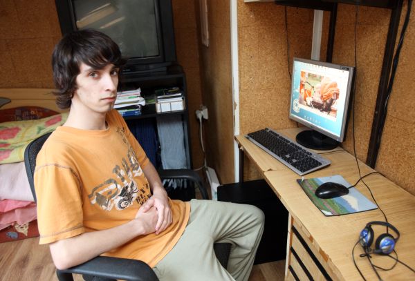 Ondřej Réda s fotkou své dcery na monitoru počítače.