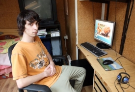 Ondřej Réda s fotkou své dcery na monitoru počítače.