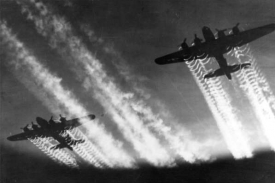 L&eacute;taj&iacute;c&iacute; pevnosti B-17 nad Německem.