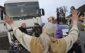 Lidé drželi transparenty a volali "Kamiony nechceme!"