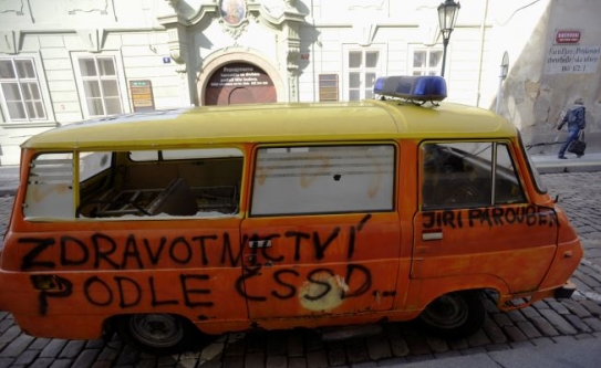 Nemyslíš, zaplatíš mnohem více, varuje oranžová sanitka.