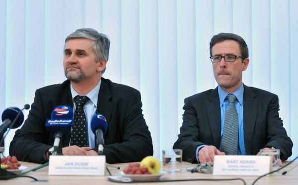 Jan Dusík (vlevo) na tiskové konferenci oznamuje rezignaci.